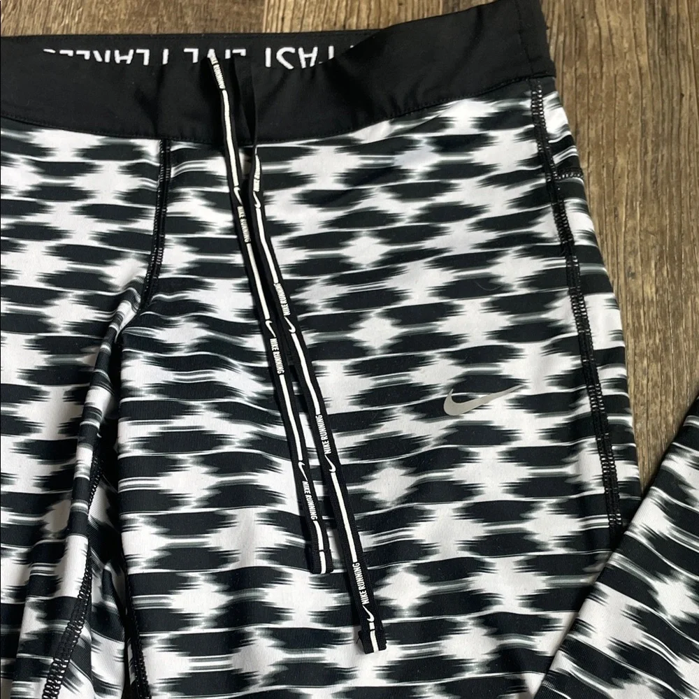 Nike Black & White Patterned Womens Leggings Size Medium‎
